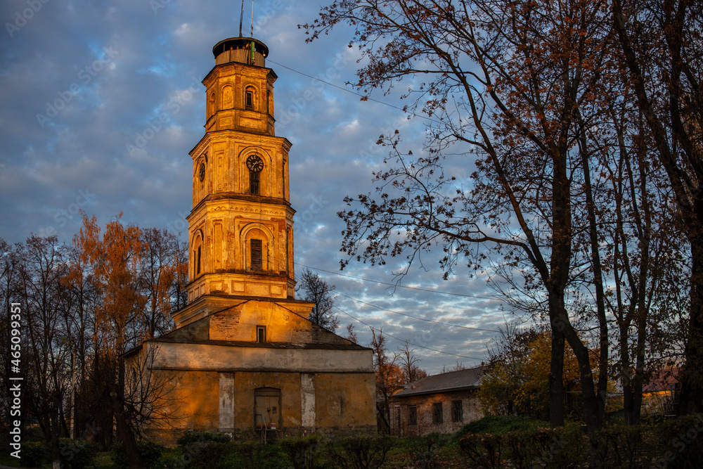 Obraz premium Autumn landscape in the old town. Street in the historic center of Rostov. The old bell tower.
