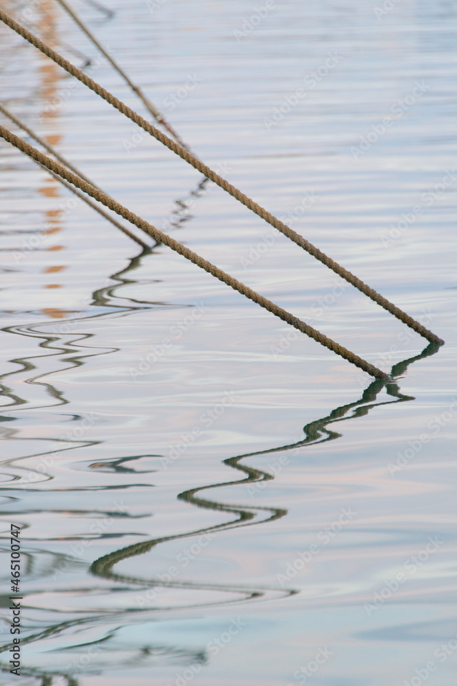 Foto de Amarras de barco deportivo en puerto náutico con reflejos en la