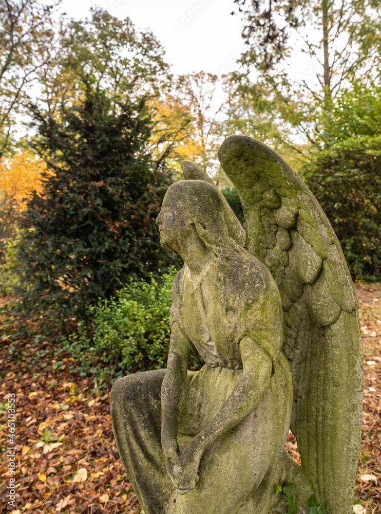 knieender Engel im Herbstlaub