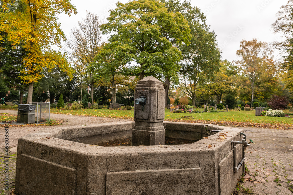 schöner alter Brunnen auf einem Friedhof schöner alter Brunnen auf einem Friedhof