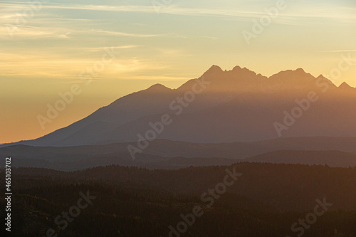 Fototapeta Naklejka Na Ścianę i Meble -  Jesienne Pieniny z widokiem na tatry w jesień