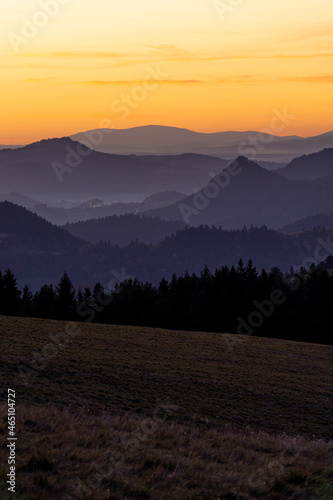 Fototapeta Naklejka Na Ścianę i Meble -  Jesienne Pieniny z widokiem na tatry w jesień