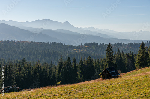 Fototapeta Naklejka Na Ścianę i Meble -  Polana Głodówka w jesień z widokiem na tatry