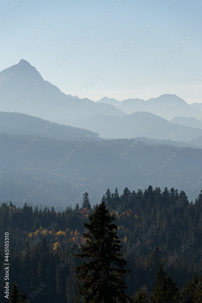 Naklejka premium Polana Głodówka w jesień z widokiem na tatry