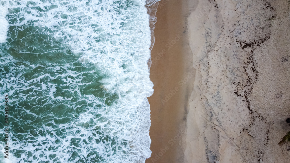 Praia do paiva com ondas. Vista de drone
