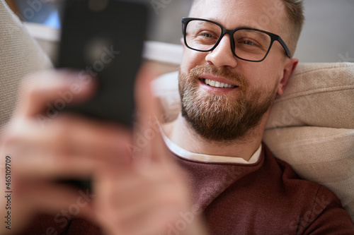 Canvas-taulu Content man taking selfie on smartphone at home