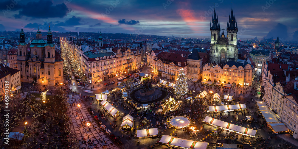 Panoramic view to the old town square of Prague with the famous Christmas Market and festive lights during a cold winter evening - obrazy, fototapety, plakaty 