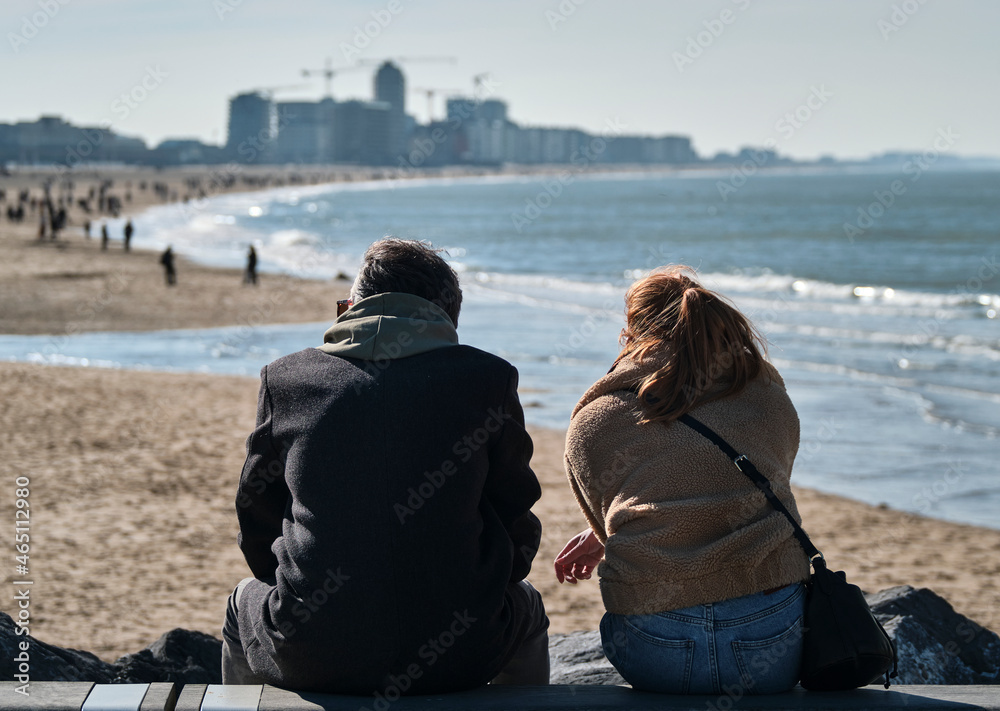 Fototapeta premium Coppia di schiena guarda golfo e città sullo sfondo