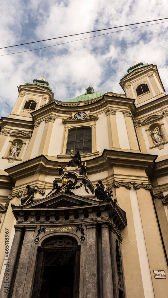 Fototapeta premium Vienna's Buildings Reflecting Gothic Roman Architecture