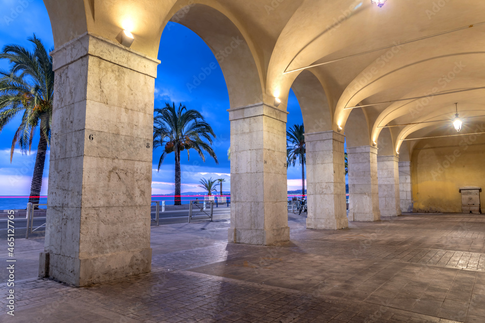 La promenade des anglais et la baie des anges à Nice sur la Côte d'Azur en pose longue à l'heure bleue depuis les voutes du cours Saleya