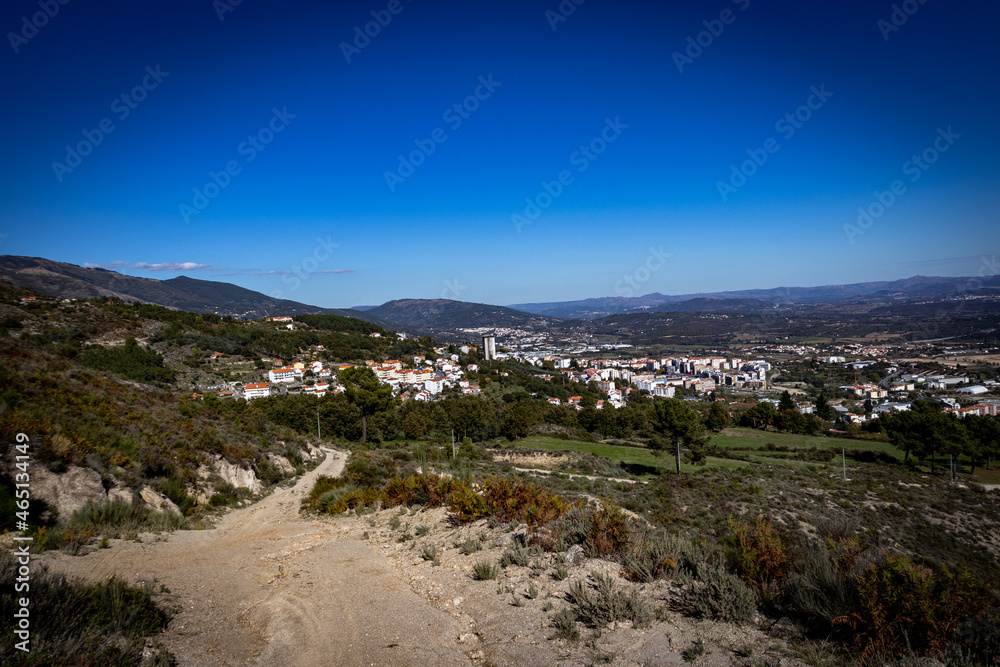 Vista da cidade de Covilhã em Portugal