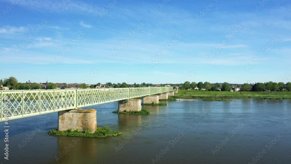 Le pont de chemin de fer de Sully sur Loire en Europe, en France, en région Centre, dans le Loiret, en été, lors d'une journée ensoleillée. Le pont de chemin de fer de Sully sur Loire en Europe, en France, en région Centre, dans le Loiret, en été, lors d'une journée ensoleillée.