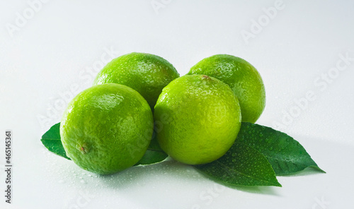 Limões verdes com Folhas em fundo branco