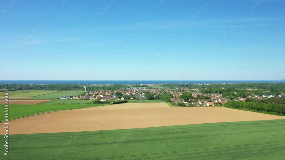 Les champs verdoyants de la campagne normande en Europe, en France, en Normandie, vers Deauville, en été, lors d'une journée ensoleillée. Les champs verdoyants de la campagne normande en Europe, en France, en Normandie, vers Deauville, en été, lors d'une journée ensoleillée.