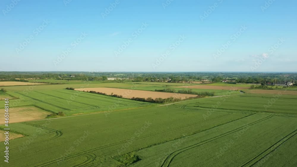 La campagne normande en Europe, en France, en Normandie, vers Deauville, en été, lors d'une journée ensoleillée. La campagne normande en Europe, en France, en Normandie, vers Deauville, en été, lors d'une journée ensoleillée.