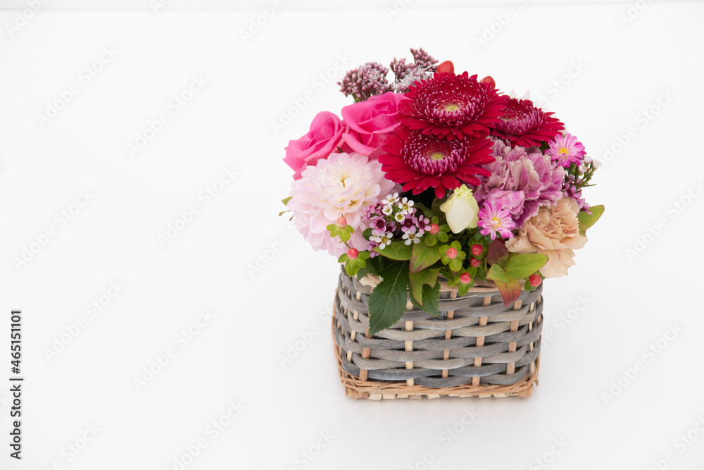 背景白、11月の誕生花ガーベラを使ったフラワーアレンジメント、日本のフローリストが仕上げています。
A flower arrangement using the flower gerbera, which was born in November, is finished by the Japanese florist.