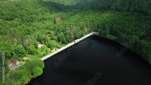 La vue aérienne du barrage de Chaumeçon en Europe, en France, en Bourgogne, en Nièvre, dans le Morvan, en été, lors d'une journée ensoleillée. photo