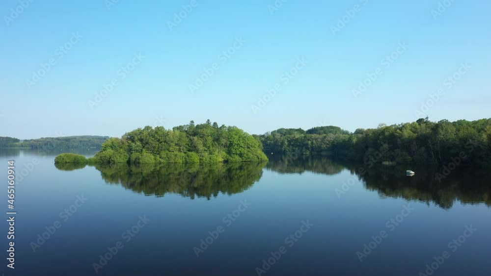 Le lac des Settons et ses magnifiques reflets en Europe, en France, en Bourgogne, en Nièvre, dans le Morvan, en été, lors d'une journée ensoleillée.