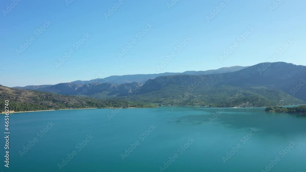 Le Lac de Sainte-Croix en Europe, en France, Provence Alpes Côte d'Azur, dans le Var, en été, lors d'une journée ensoleillée. Le Lac de Sainte-Croix en Europe, en France, Provence Alpes Côte d'Azur, dans le Var, en été, lors d'une journée ensoleillée.