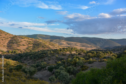 Die hügelige Landschaft in der La Mancha tagsüber bei Sonne und Wolken 