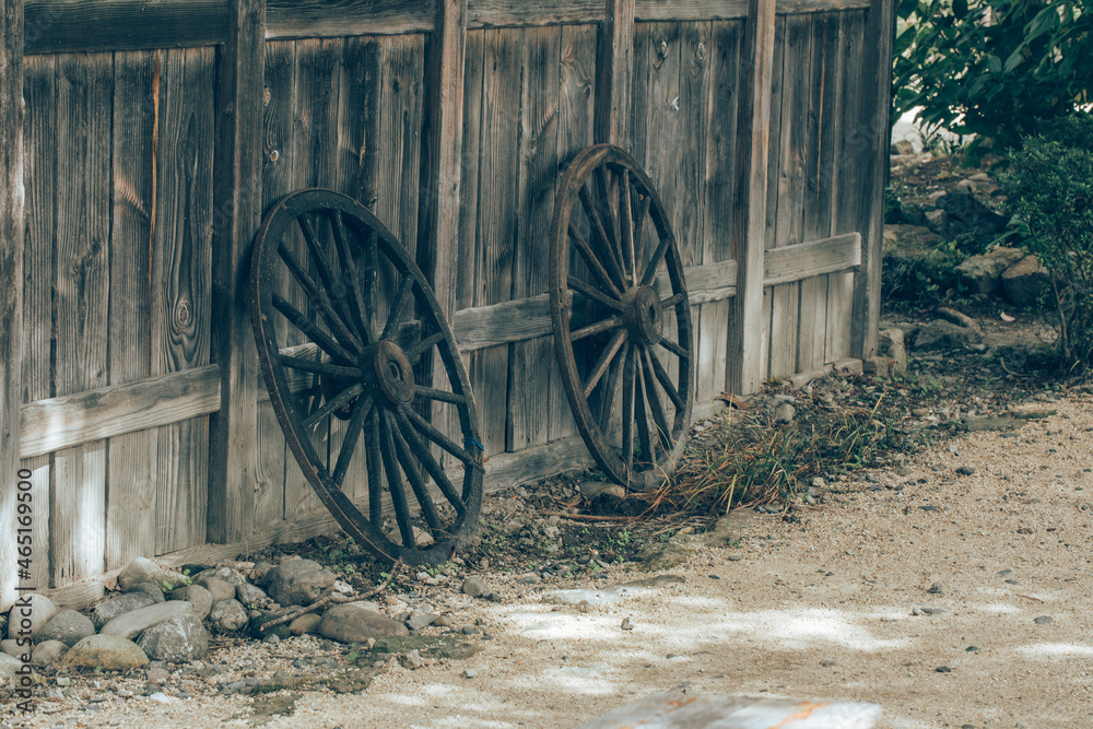 古道具と木漏れ日　
木製の車輪が並ぶ風景　
レトロな風景