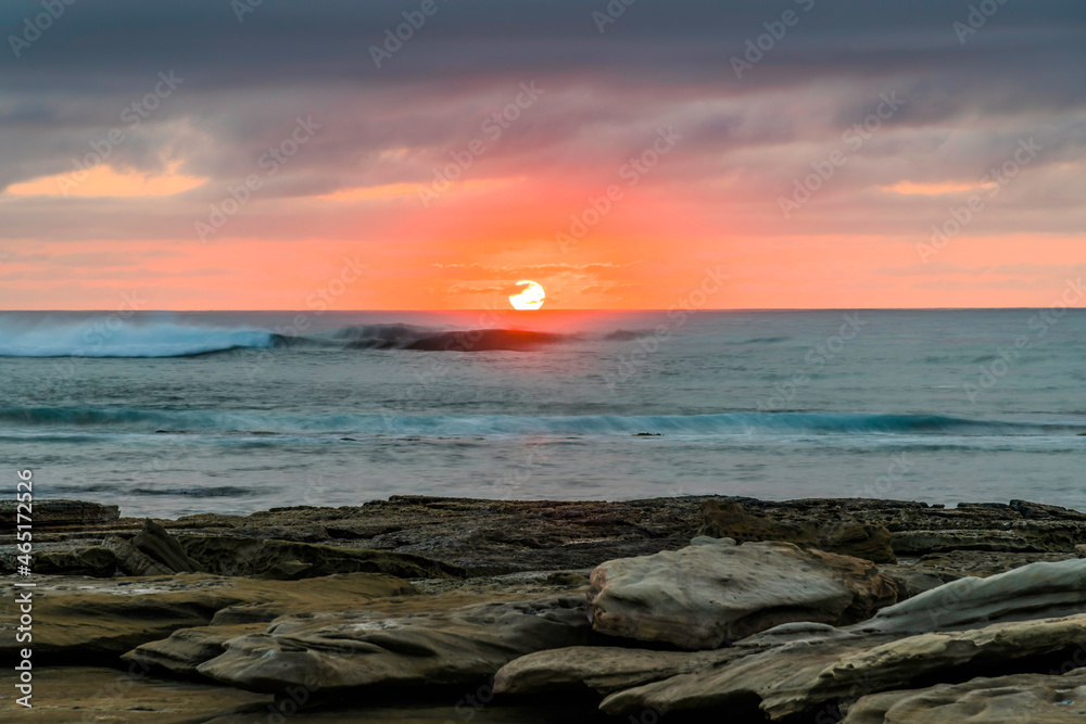 Obraz premium Sunrise seascape with rocky foreground