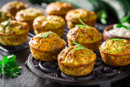 Foto Homemade zucchini muffins with feta cheese and herbs