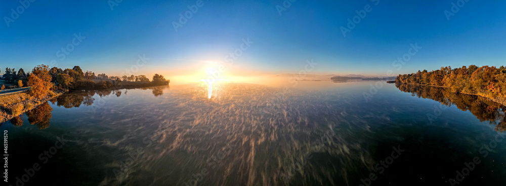 Jezioro Goczałkowickie – zbiornik zaporowy na Wiśle, wschód słońca jesienią z lotu ptaka - obrazy, fototapety, plakaty 