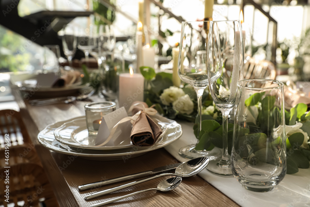 Elegant table setting with beautiful floral decor
