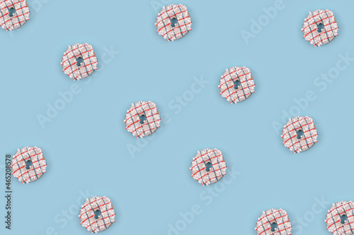 The doughnut pattern on top of the blue background.