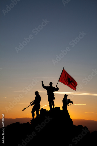 Obraz na plátně Three armed unrecognizable soldiers with the Albanian flag