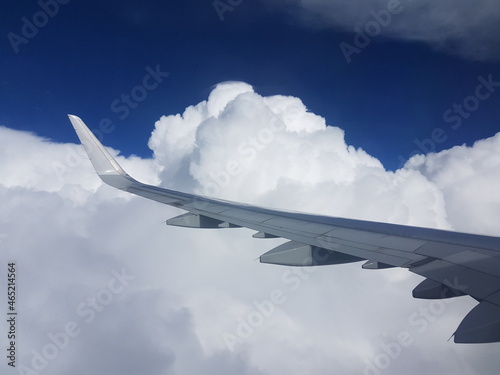 Nubes sobre el ala del avión