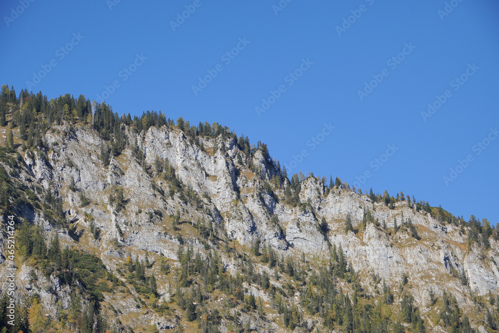 Herbstliche Radtour um Ruhpolding: Schroffe Wände am Lödensee