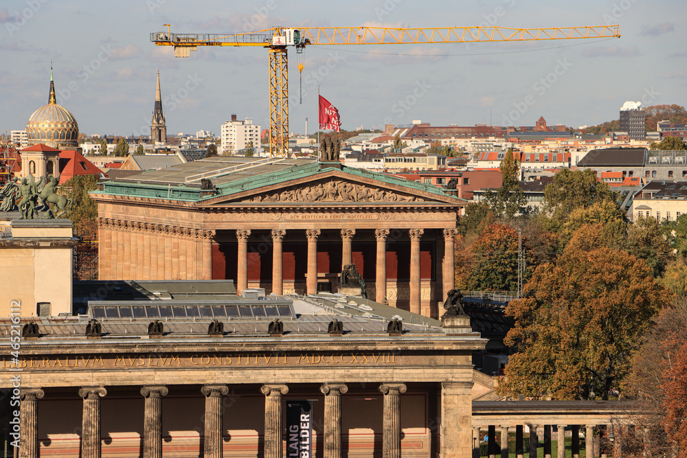 Klassisches Berlin; Blick über das Alte Museum zur Alten Nationalgalerie, links die Kuppel der Neuen Synagoge