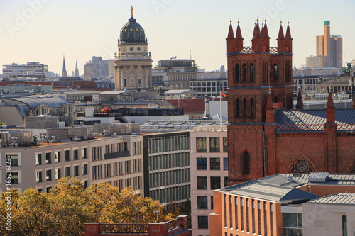 Obraz na płótnie Berliner Häusermeer; Blick vom Humboldt Forum über den Werderschen Markt nach Westen w salonie