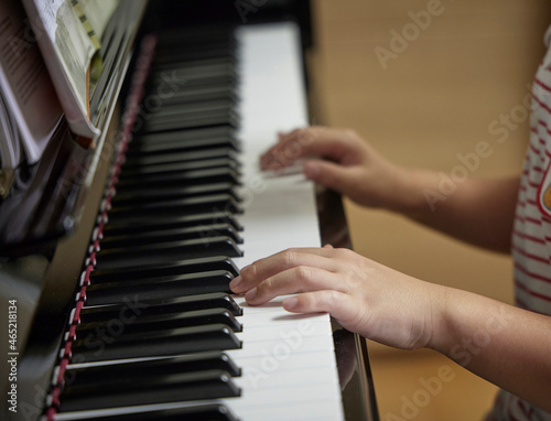 피아노치고있는아이