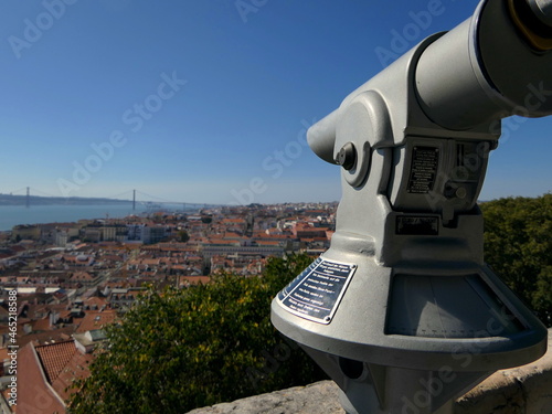 Blick über Lissabon mit dem Fluss Tejo