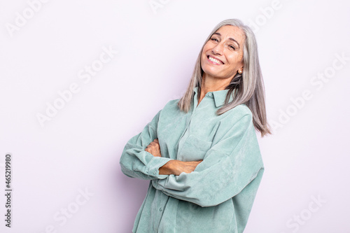 Foto middle age gray hair woman laughing happily with arms crossed, with a relaxed, p