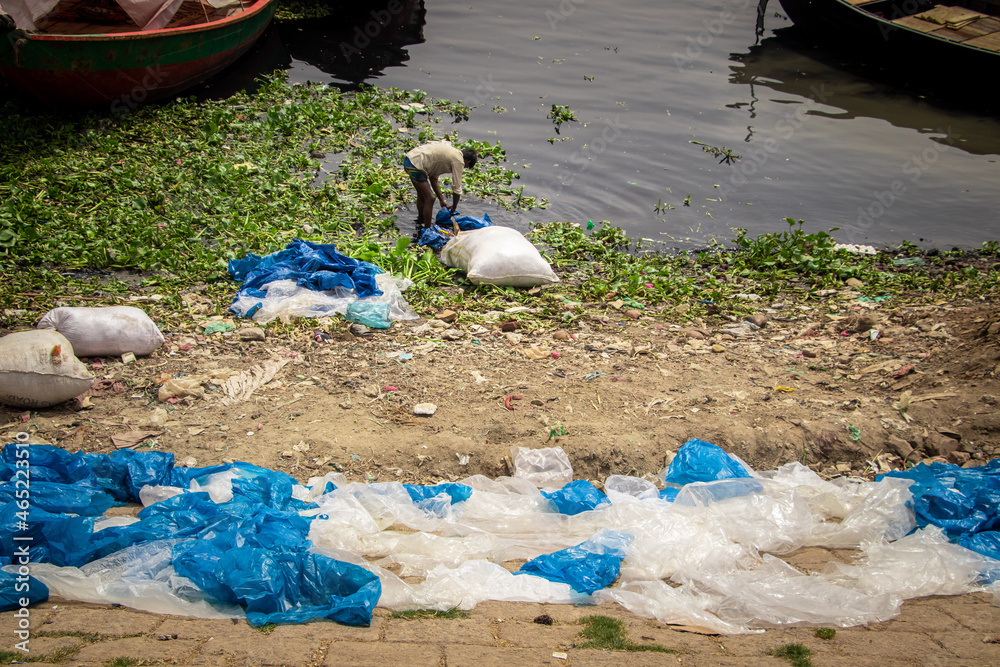 Obraz premium People working on the riverbank. I captured this image on March 18-2021 from the Burigongga river, Dhaka, Bangladesh, South Asia