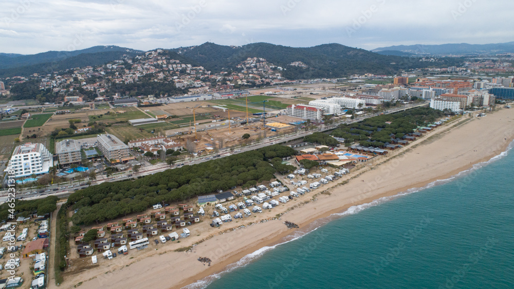 Vista del mar, las montañas, camping, la playa y hoteles, des de un drone