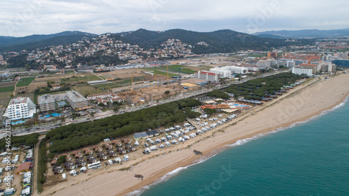 Vista del mar, las montañas, camping, la playa y hoteles, des de un drone © Raul