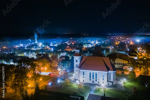Kościół katolicki w mieście Iłowa w Polsce. Widok w nocy. Zdjęcie z drona.