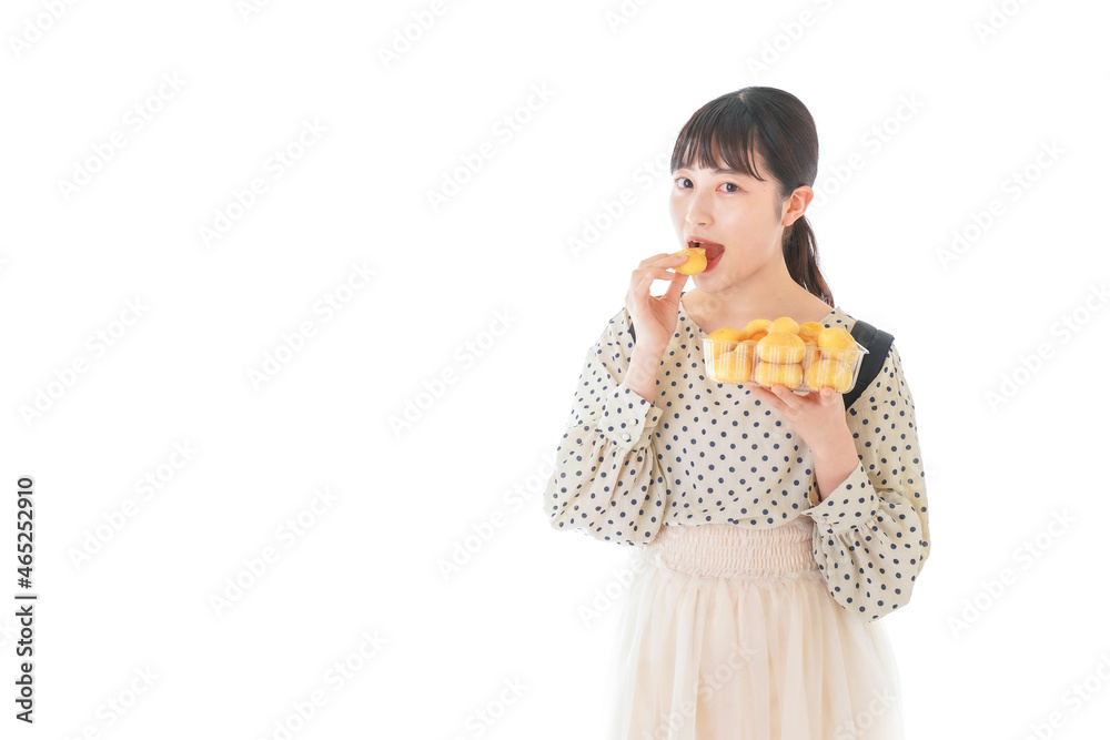 おやつを食べる若い女性 おやつを食べる若い女性