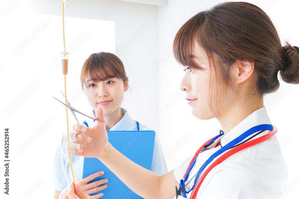 病院で働く若い看護師 病院で働く若い看護師