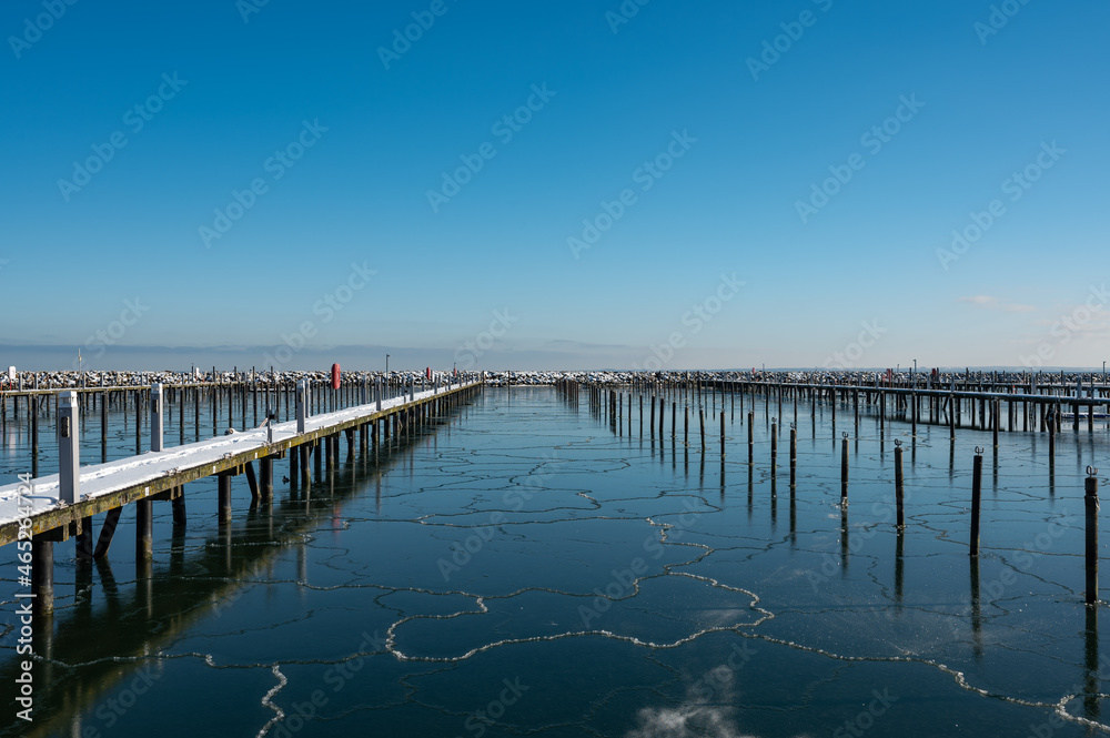 Yachthafen am Ostseebad Grömitz an der Ostsee im Winter zugefroren 