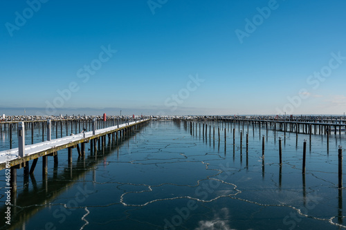 Yachthafen am Ostseebad Grömitz an der Ostsee im Winter zugefroren  © ShDrohnenFly