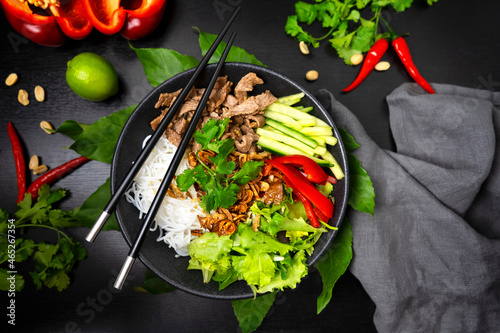 Tableau sur toile Bun Bo Nam Bo, Rice Noodle Salad, Vietnam Noodle, Reisnudelsalat mit Rindfleisch