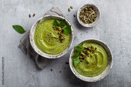 Billede på lærred soupe velouté courgette brocolis et basilic en gros plan