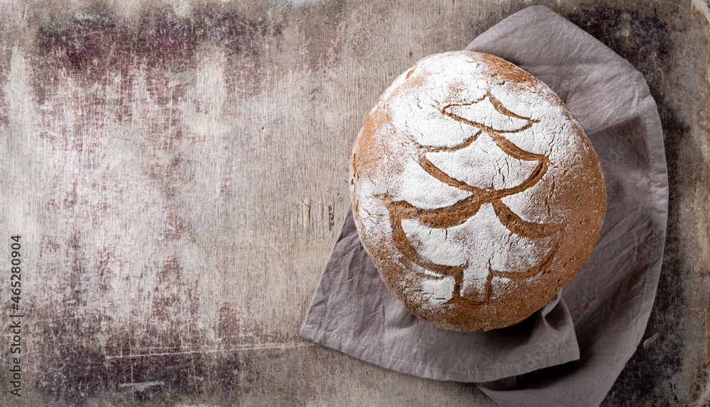 Sliced rye bread on cutting board, closeup.