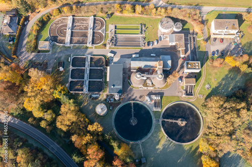 Fotografie Bird's eye view of a small sewage treatment plant in the Taunus / Germany in aut